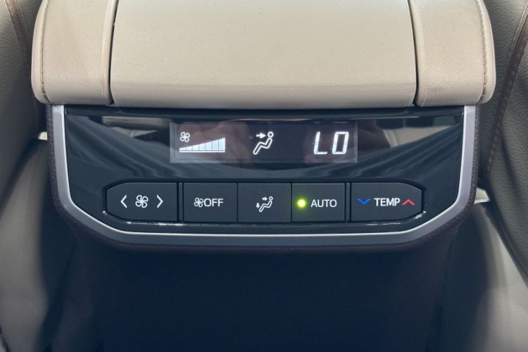 Used Toyota Highlander 2023 2.5L Smart Electric Hybrid Dual-Drive Prestige Version 7 Seats Interior 4