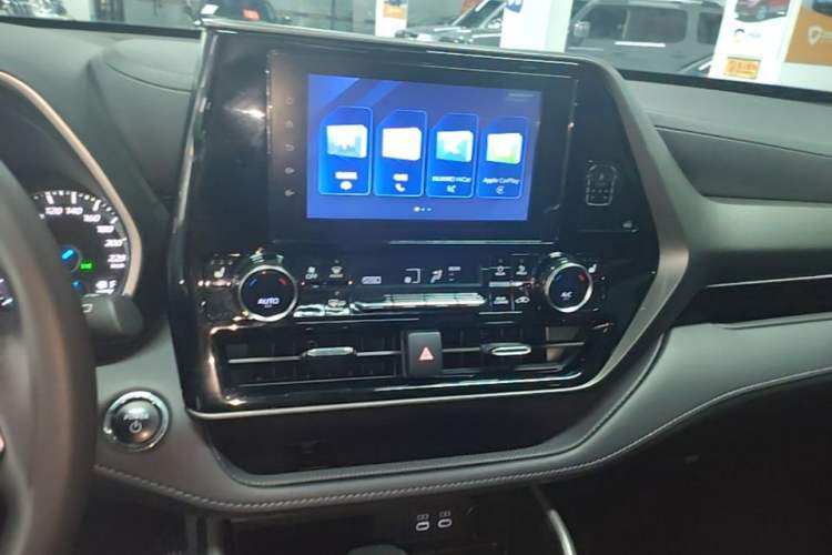 Used Toyota Highlander 2023 2.5L Smart Electric Hybrid Dual-Motor All-Wheel-Drive Luxury 7-Seater Audio And AC Panel