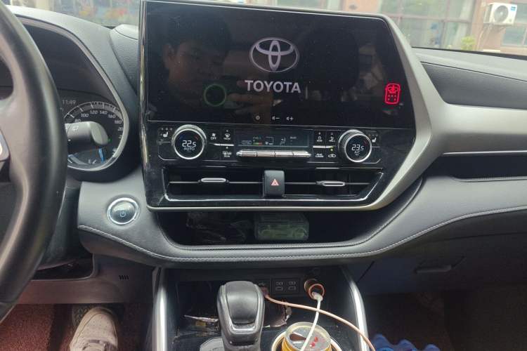 Used Toyota Highlander 2023 2.5L Smart Electric Hybrid Dual-Engine Four-Wheel Drive Prestige Version – 7 Seats Audio And AC Panel