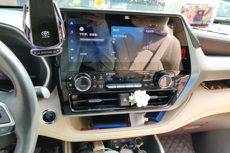 Used Toyota Highlander 2023 2.5L Smart Electric Hybrid Dual-Motor All-Wheel-Drive Supreme Edition – 7 Seats Audio And AC Panel