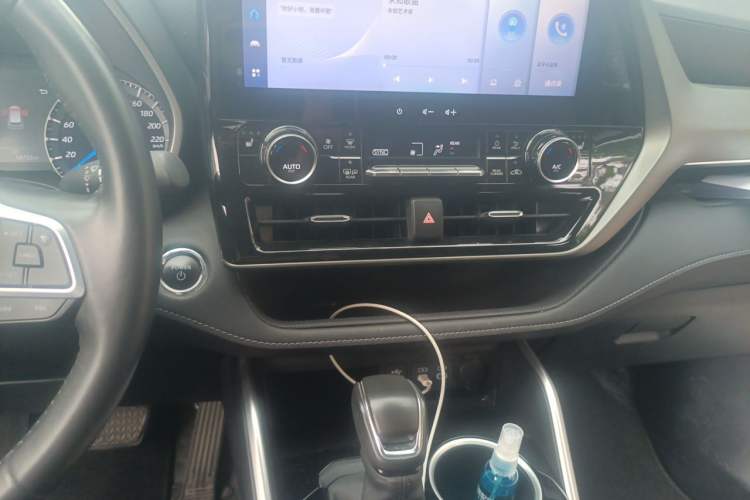 Used Toyota Highlander 2023 2.5L Smart Electric Hybrid Dual-Engine Four-Wheel Drive Prestige Version – 7 Seats Audio And AC Panel