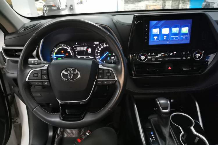 Used Toyota Highlander 2023 2.5L Smart Electric Hybrid Dual-Motor All-Wheel-Drive Luxury 7-Seater Center Console