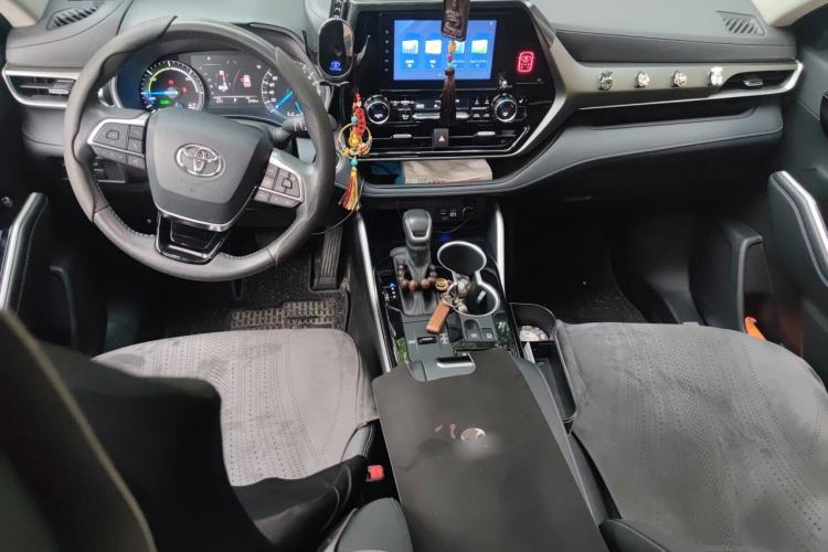 Used Toyota Highlander 2023 2.5L Smart Electric Hybrid Dual-Motor All-Wheel-Drive Luxury 7-Seater Center Console