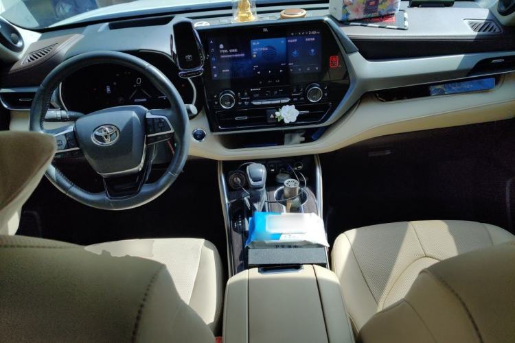 Used Toyota Highlander 2023 2.5L Smart Electric Hybrid Dual-Motor All-Wheel-Drive Supreme Edition – 7 Seats Center Console