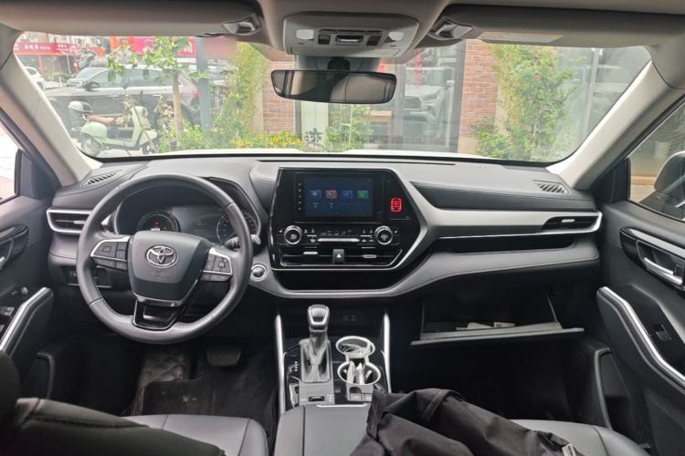 Used Toyota Highlander 2023 2.5L Smart Electric Hybrid Dual-Motor All-Wheel-Drive Luxury 7-Seater Center Console