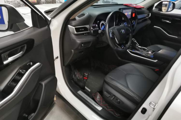 Used Toyota Highlander 2023 2.5L Smart Electric Hybrid Dual-Motor All-Wheel-Drive Luxury 7-Seater Driver Seat