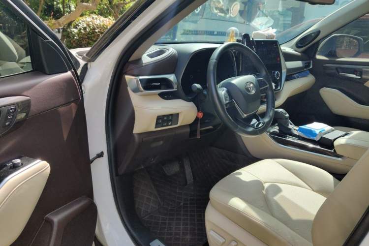 Used Toyota Highlander 2023 2.5L Smart Electric Hybrid Dual-Motor All-Wheel-Drive Supreme Edition – 7 Seats Driver Seat