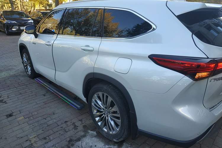 Used Toyota Highlander 2023 2.5L Smart Electric Hybrid Dual-Engine Four-Wheel Drive Prestige Version – 7 Seats Exterior 3