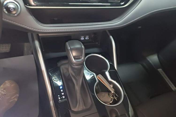 Used Toyota Highlander 2023 2.5L Smart Electric Hybrid Dual-Motor All-Wheel-Drive Luxury 7-Seater Gear Lever