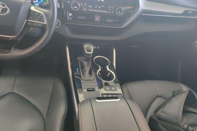 Used Toyota Highlander 2023 2.5L Smart Electric Hybrid Dual-Engine Four-Wheel Drive Prestige Version – 7 Seats Gear Lever