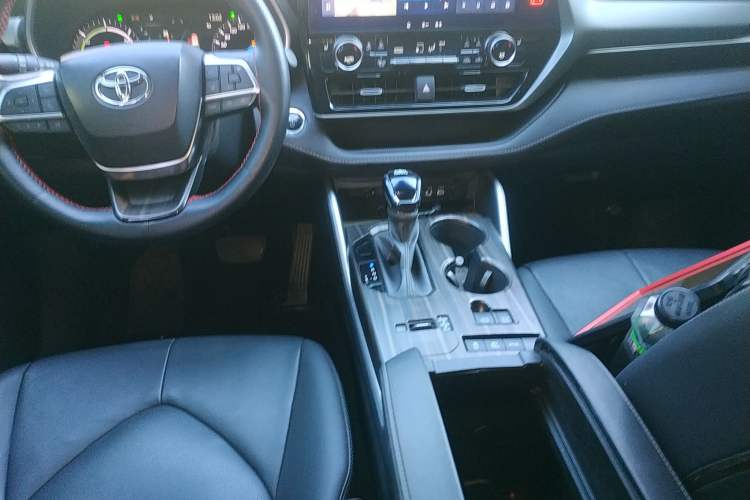 Used Toyota Highlander 2023 2.5L Smart Electric Hybrid Dual-Engine Four-Wheel Drive Prestige Version – 7 Seats Gear Lever