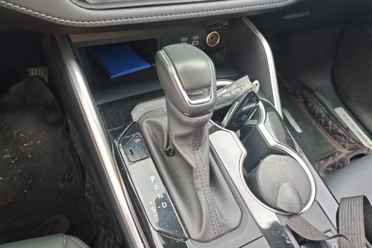 Used Toyota Highlander 2023 2.5L Smart Electric Hybrid Dual-Motor All-Wheel-Drive Luxury 7-Seater Gear Lever