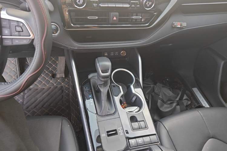 Used Toyota Highlander 2023 2.5L Smart Electric Hybrid Dual-Engine Four-Wheel Drive Prestige Version – 7 Seats Gear Lever