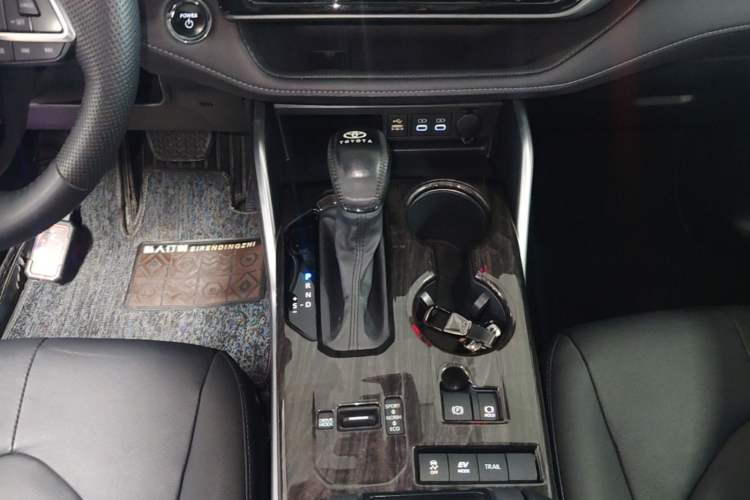 Used Toyota Highlander 2023 2.5L Smart Electric Hybrid Dual-Engine Four-Wheel Drive Prestige Version – 7 Seats Gear Lever