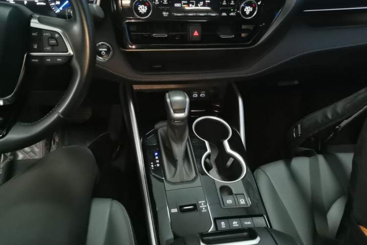 Used Toyota Highlander 2023 2.5L Smart Electric Hybrid Dual-Motor All-Wheel-Drive Luxury 7-Seater Gear Lever