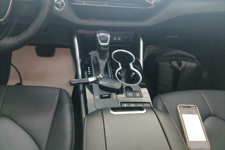 Used Toyota Highlander 2023 2.5L Smart Electric Hybrid Dual-Motor All-Wheel-Drive Luxury 7-Seater Gear Lever