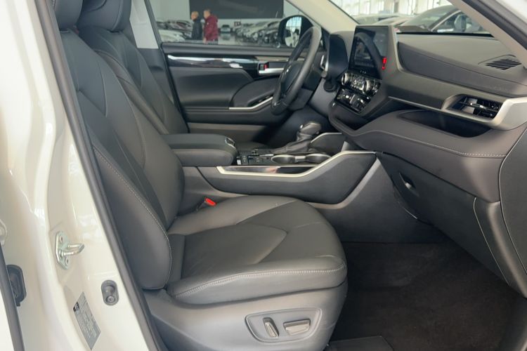 Used Toyota Highlander 2023 2.5L Smart Electric Hybrid Dual-Engine Four-Wheel Drive Prestige Version – 7 Seats Interior 1