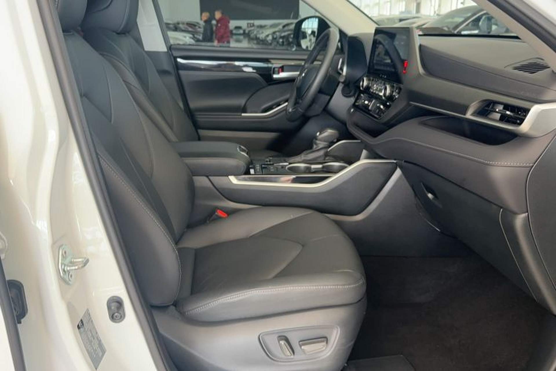 Used Toyota Highlander 2023 2.5L Smart Electric Hybrid Dual-Engine Four-Wheel Drive Prestige Version – 7 Seats Interior 1