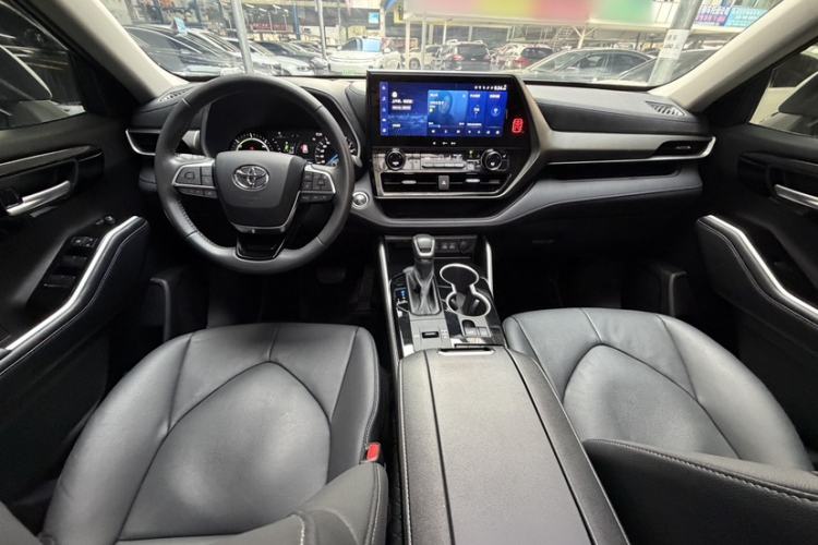Used Toyota Highlander 2023 2.5L Smart Electric Hybrid Dual-Engine Four-Wheel Drive Prestige Version – 7 Seats Interior 12
