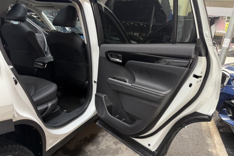 Used Toyota Highlander 2023 2.5L Smart Electric Hybrid Dual-Engine Four-Wheel Drive Prestige Version – 7 Seats Interior 13