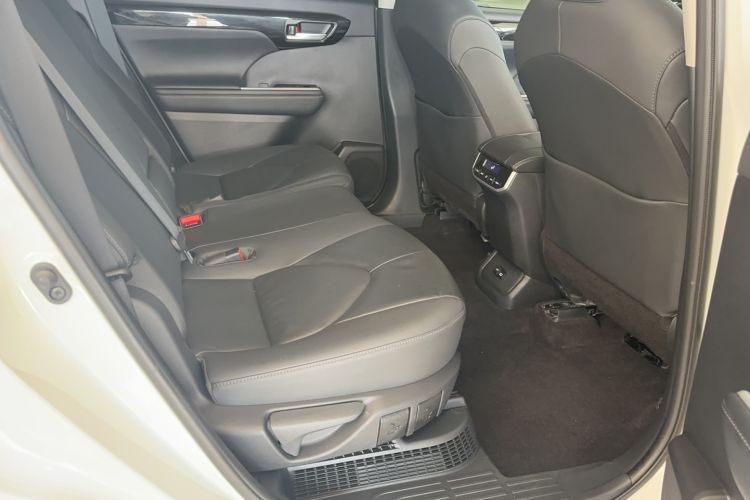 Used Toyota Highlander 2023 2.5L Smart Electric Hybrid Dual-Engine Four-Wheel Drive Prestige Version – 7 Seats Interior 2