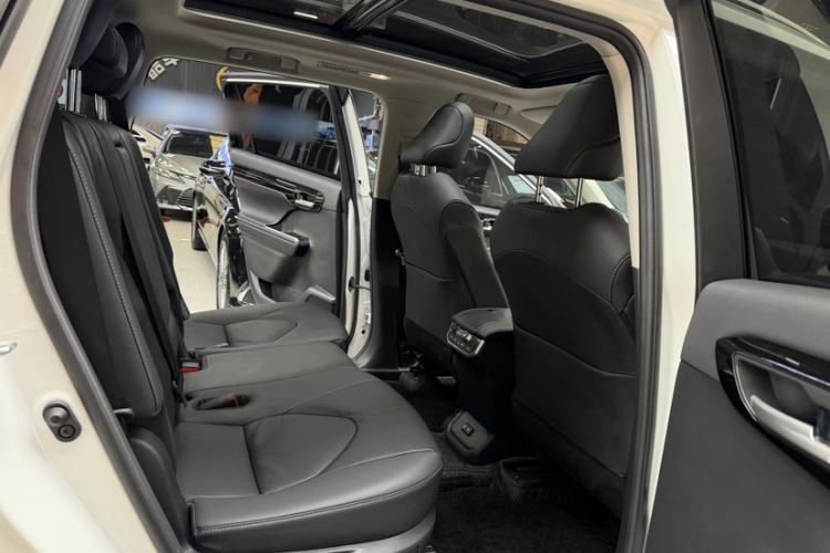 Used Toyota Highlander 2023 2.5L Smart Electric Hybrid Dual-Engine Four-Wheel Drive Prestige Version – 7 Seats Interior 3