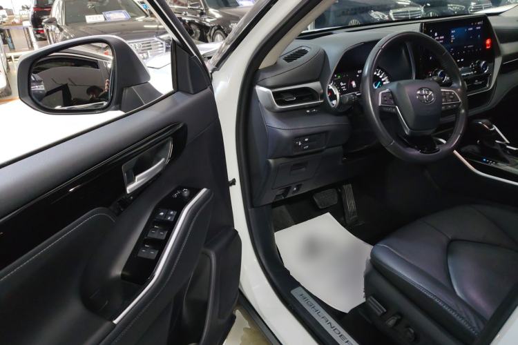Used Toyota Highlander 2023 2.5L Smart Electric Hybrid Dual-Engine Four-Wheel Drive Prestige Version – 7 Seats Interior 3