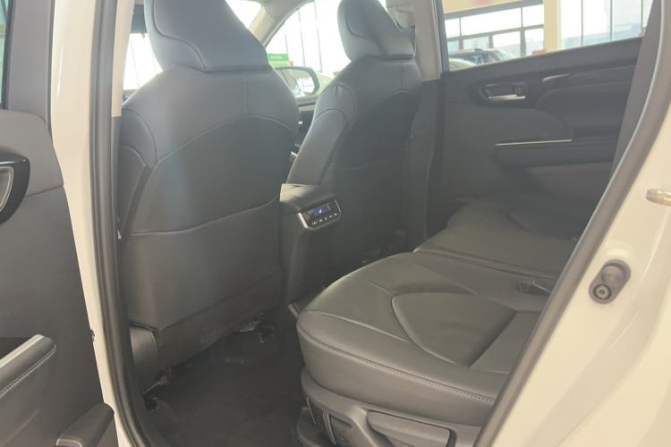 Used Toyota Highlander 2023 2.5L Smart Electric Hybrid Dual-Engine Four-Wheel Drive Prestige Version – 7 Seats Interior 4