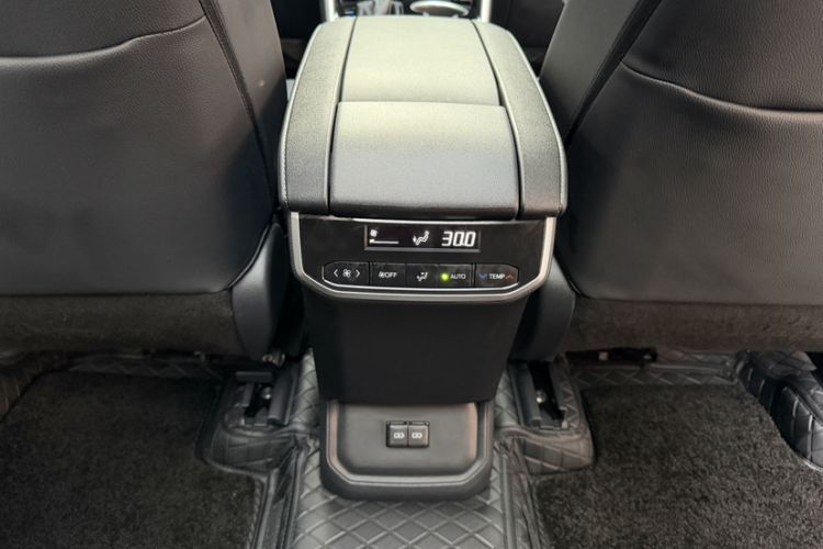 Used Toyota Highlander 2023 2.5L Smart Electric Hybrid Dual-Engine Four-Wheel Drive Prestige Version – 7 Seats Interior 5