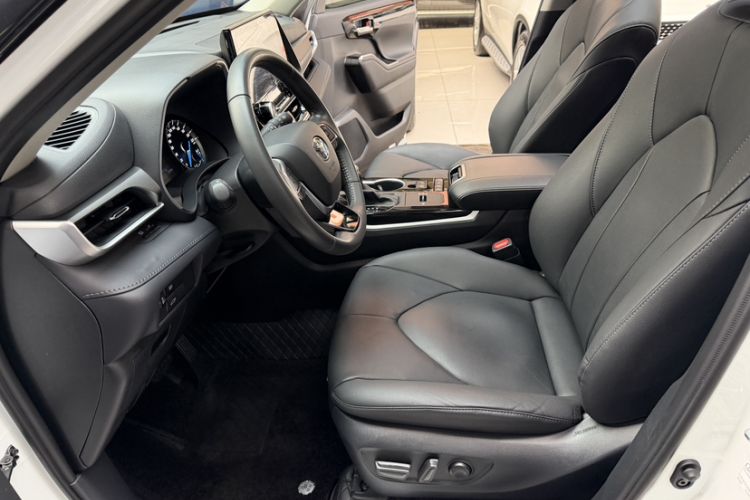 Used Toyota Highlander 2023 2.5L Smart Electric Hybrid Dual-Engine Four-Wheel Drive Prestige Version – 7 Seats Interior 6