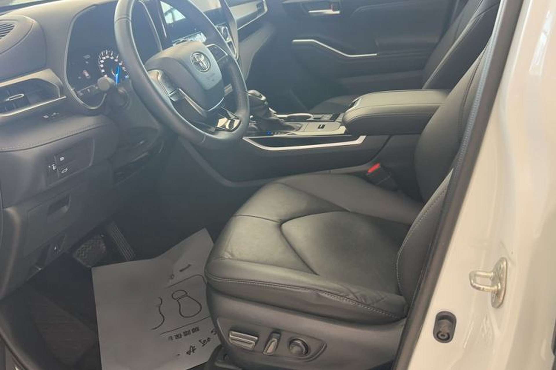 Used Toyota Highlander 2023 2.5L Smart Electric Hybrid Dual-Engine Four-Wheel Drive Prestige Version – 7 Seats Left Front Seat