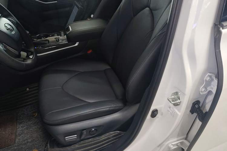 Used Toyota Highlander 2023 2.5L Smart Electric Hybrid Dual-Engine Four-Wheel Drive Prestige Version – 7 Seats Left Front Seat