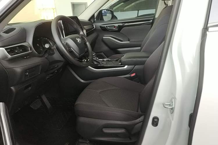 Used Toyota Highlander 2023 2.5L Smart Electric Hybrid Dual-Engine 4x4 Elite Edition 7 Seats Left Front Seat