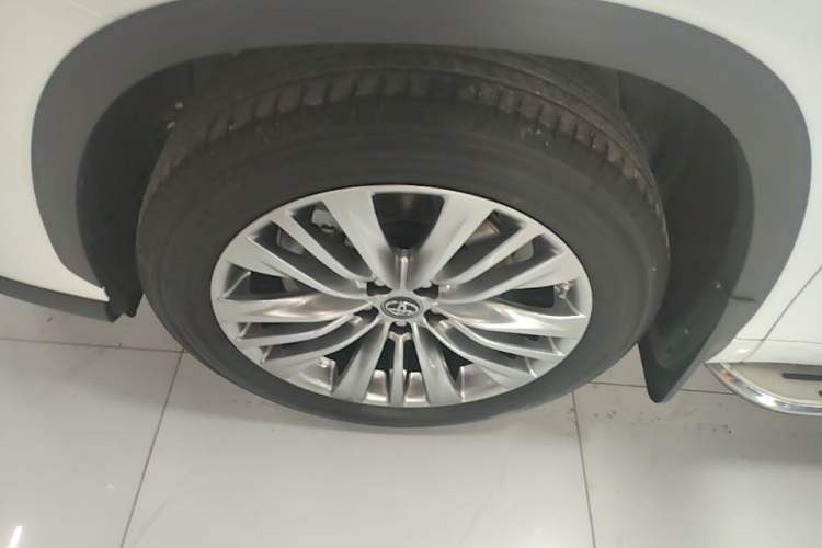 Used Toyota Highlander 2023 2.5L Smart Electric Hybrid Dual-Motor All-Wheel-Drive Luxury 7-Seater Left Front Wheel Hub
