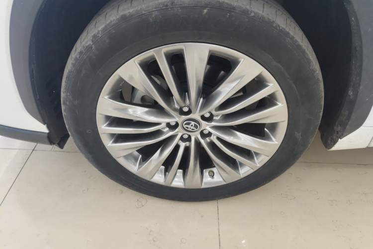 Used Toyota Highlander 2023 2.5L Smart Electric Hybrid Dual-Engine Four-Wheel Drive Prestige Version – 7 Seats Left Front Wheel Hub