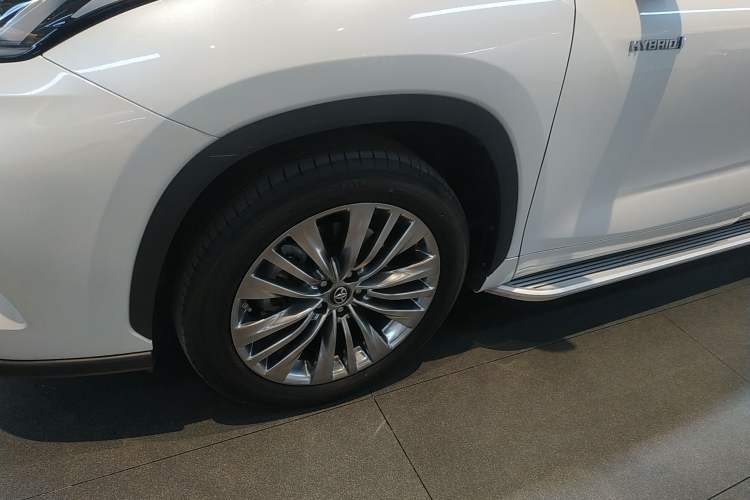 Used Toyota Highlander 2023 2.5L Smart Electric Hybrid Dual-Engine Four-Wheel Drive Prestige Version – 7 Seats Left Front Wheel Hub