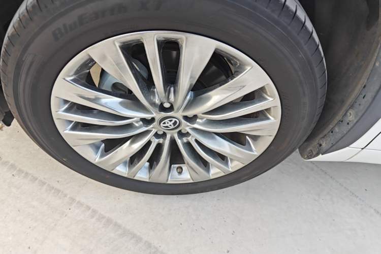 Used Toyota Highlander 2023 2.5L Smart Electric Hybrid Dual-Engine Four-Wheel Drive Prestige Version – 7 Seats Left Front Wheel Hub