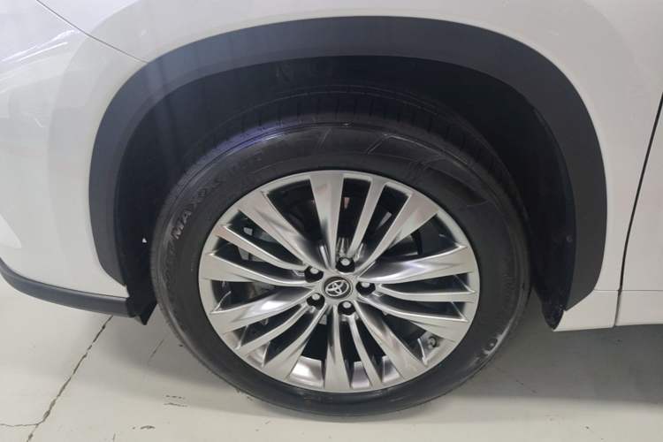 Used Toyota Highlander 2023 2.5L Smart Electric Hybrid Dual-Engine Four-Wheel Drive Prestige Version – 7 Seats Left Front Wheel Hub