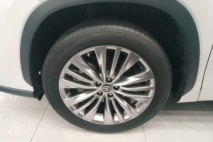 Used Toyota Highlander 2023 2.5L Smart Electric Hybrid Dual-Engine Four-Wheel Drive Prestige Version – 7 Seats Left Front Wheel Hub