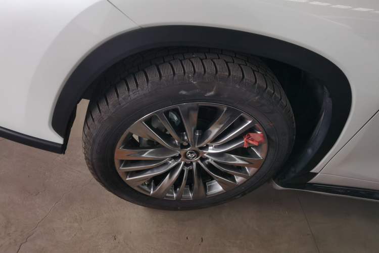 Used Toyota Highlander 2023 2.5L Smart Electric Hybrid Dual-Engine Four-Wheel Drive Prestige Version – 7 Seats Left Front Wheel Hub