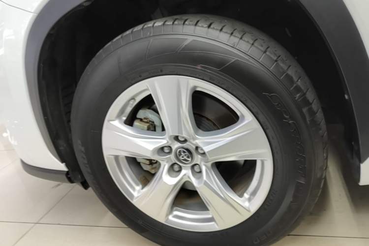 Used Toyota Highlander 2023 2.5L Smart Electric Hybrid Dual-Engine Two-Wheel Drive Elite Version 5 Seats Left Front Wheel Hub