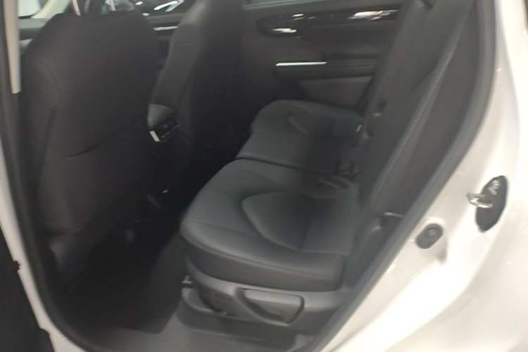 Used Toyota Highlander 2023 2.5L Smart Electric Hybrid Dual-Motor All-Wheel-Drive Luxury 7-Seater Left Rear Seat