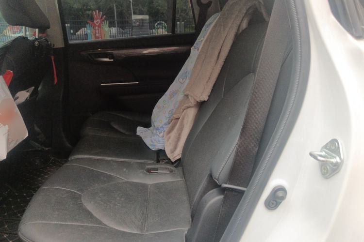 Used Toyota Highlander 2023 2.5L Smart Electric Hybrid Dual-Motor All-Wheel-Drive Supreme Edition – 7 Seats Left Rear Seat