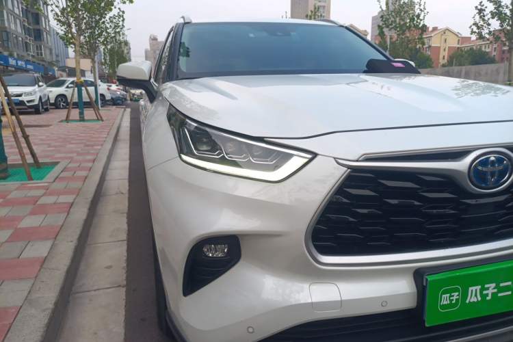 Used Toyota Highlander 2023 2.5L Smart Electric Hybrid Dual-Engine Four-Wheel Drive Prestige Version – 7 Seats Right Front Headlight