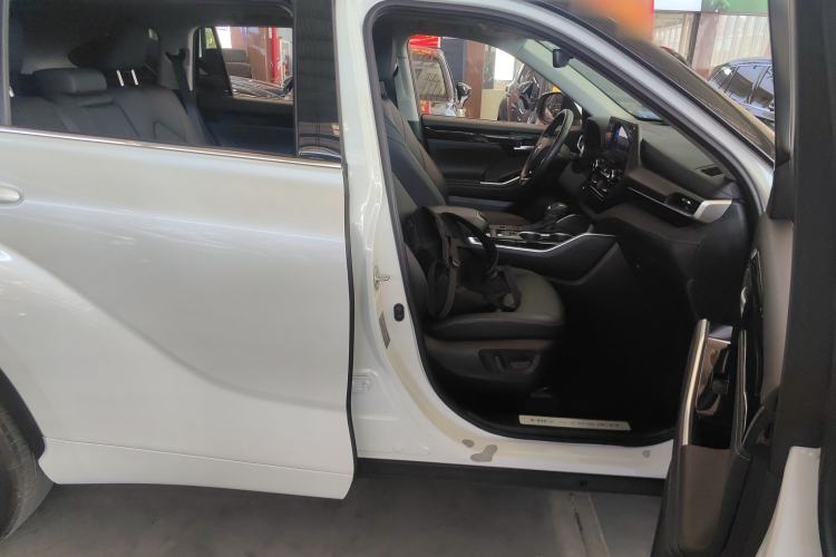 Used Toyota Highlander 2023 2.5L Smart Electric Hybrid Dual-Engine Four-Wheel Drive Prestige Version – 7 Seats Right Front Seat