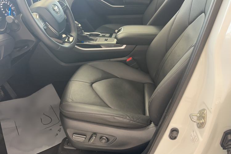 Used Toyota Highlander 2023 2.5L Smart Electric Hybrid Dual-Engine Four-Wheel Drive Prestige Version – 7 Seats Right Front Seat