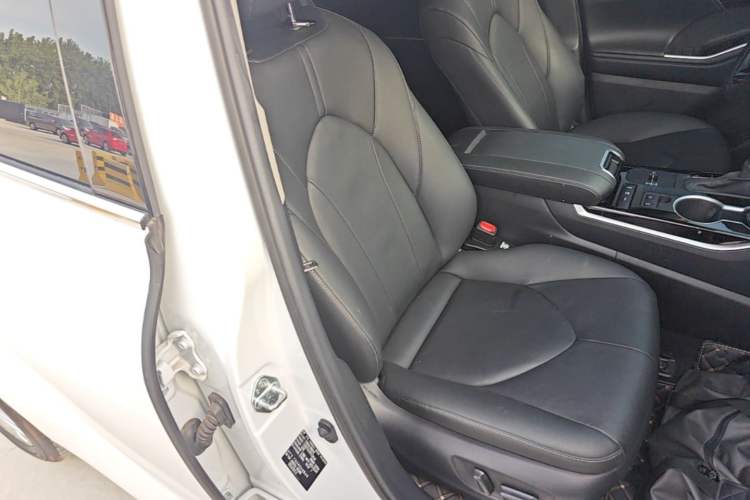 Used Toyota Highlander 2023 2.5L Smart Electric Hybrid Dual-Engine Four-Wheel Drive Prestige Version – 7 Seats Right Front Seat