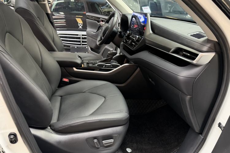 Used Toyota Highlander 2023 2.5L Smart Electric Hybrid Dual-Engine Four-Wheel Drive Prestige Version – 7 Seats Right Front Seat