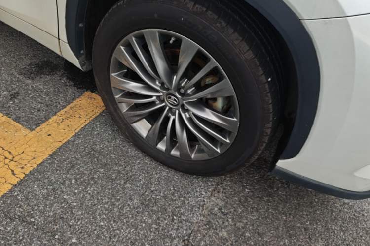 Used Toyota Highlander 2023 2.5L Smart Electric Hybrid Dual-Motor All-Wheel-Drive Luxury 7-Seater Right Front Wheel Hub