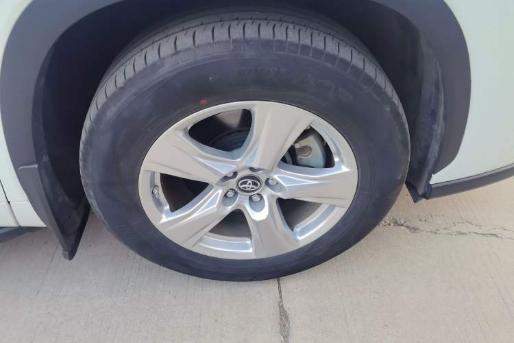 Used Toyota Highlander 2023 2.5L Smart Electric Hybrid Dual-Drive Elite Version 7 Seats Right Front Wheel Hub